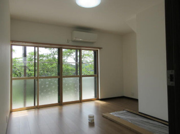 【開放感ある高台の邸宅】高知市上本宮町　中古一戸建ての居間・リビング|大きな窓からたっぷりの陽光が差し込む明るい室内。