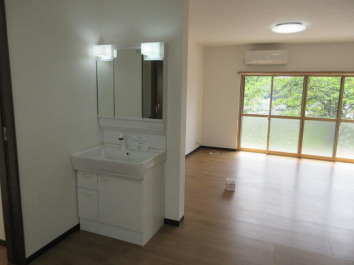 【開放感ある高台の邸宅】高知市上本宮町　中古一戸建ての独立洗面台|お部屋の一角に便利な洗面スペースを完備。