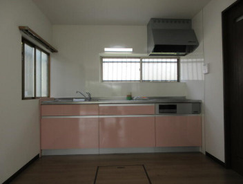 【開放感ある高台の邸宅】高知市上本宮町　中古一戸建てのキッチン|窓付きで換気も良好！お料理が楽しくなる、柔らかなピンクのシステムキッチン。