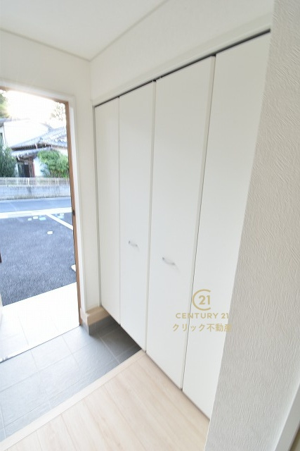 Cradlegarden　 常陸太田市増井町　第1　1の玄関|玄関収納の扉の中は可動棚ですので、用途に合わせた自由な使い方ができます。玄関ドアにも断熱材が充填されており、冬の寒さが軽減されます。