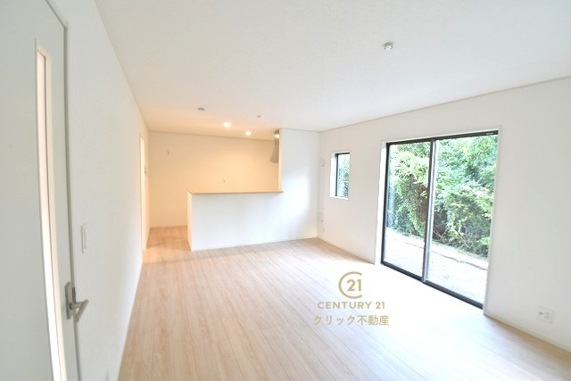 Cradlegarden　 常陸太田市増井町　第1　1の居間・リビング|カーテンやラグの色、質感、選ぶ家具などでお部屋の雰囲気が変わります。お好みのインテリアを楽しみましょう♪白を基調とした内装ですので、あらゆるスタイルが馴染みます。