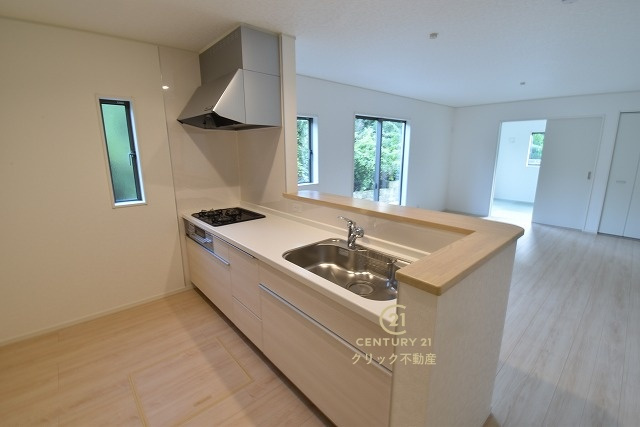 Cradlegarden　 常陸太田市増井町　第1　1のキッチン|キッチンからリビング全体が見渡せます。料理を作ることも、後片付けも、家族皆でまるごと楽しんでしまいましょう！会話がはずむ対面キッチンです。