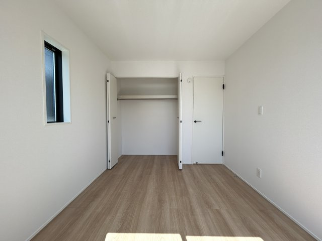 「P３台可・ランドリールーム付」高知市瀬戸東町３丁目6期　2号棟の洋室|収納付きで使いやすい洋室