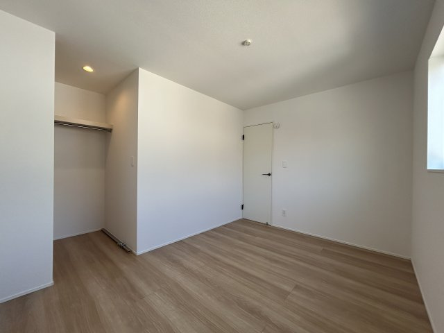 「P３台可・ランドリールーム付」高知市瀬戸東町３丁目6期　2号棟の洋室|使いやすいオープンクローゼット付き