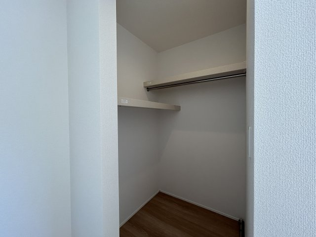 「P３台可・ランドリールーム付」高知市瀬戸東町３丁目6期　2号棟の収納|収納力のあるウォークインクローゼット