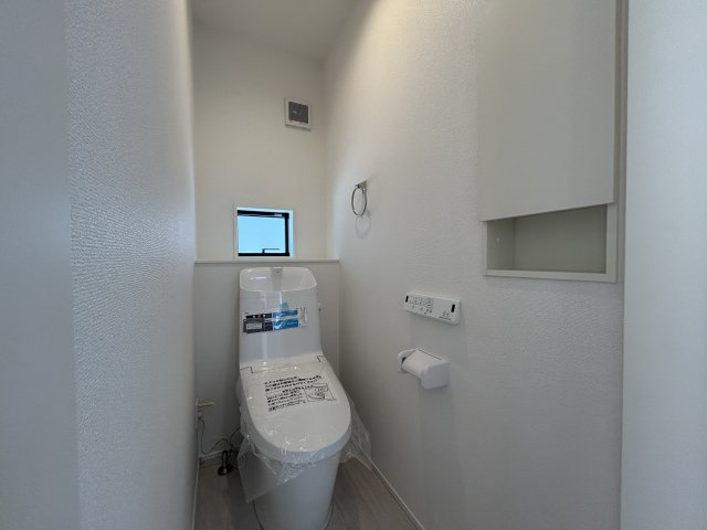 「P３台可・ランドリールーム付」高知市瀬戸東町３丁目6期　2号棟のトイレ|小窓付きの清潔感あるトイレ