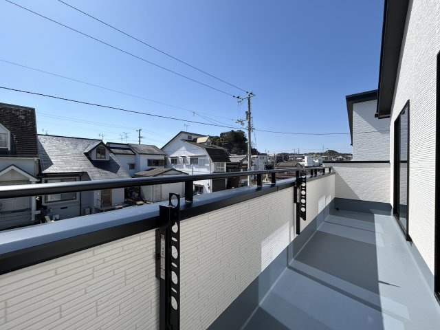 「P３台可・ランドリールーム付」高知市瀬戸東町３丁目6期　2号棟のバルコニー|陽ざしがたっぷり入る南面バルコニー