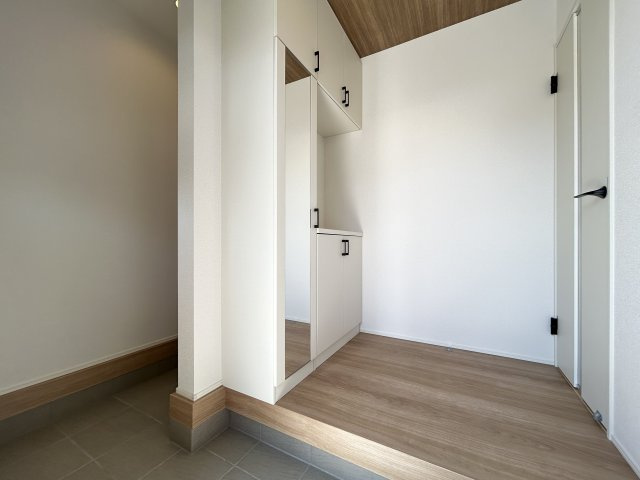 「P３台可・ランドリールーム付」高知市瀬戸東町３丁目6期　2号棟の玄関|ベビーカーもラクラク置けるSIC完備