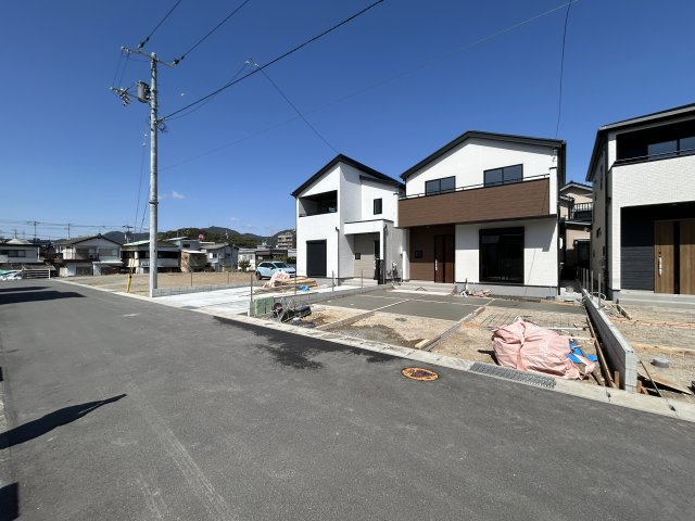 「P３台可・ランドリールーム付」高知市瀬戸東町３丁目6期　2号棟の前面道路含む現地写真|運転の苦手な方も安心の広々全面道路