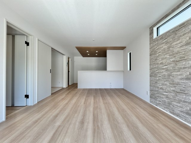 「P３台可・ランドリールーム付」高知市瀬戸東町３丁目6期　2号棟の居間・リビング|開放感のある広々LDK