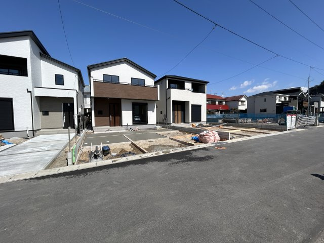 「P３台可・ランドリールーム付」高知市瀬戸東町３丁目6期　2号棟の前面道路含む現地写真|落ち着いた住宅街の分譲住宅