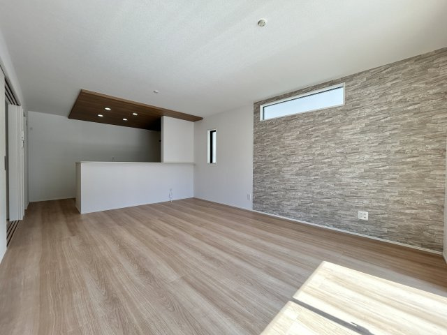 「P３台可・ランドリールーム付」高知市瀬戸東町３丁目6期　2号棟の居間・リビング|アクセントクロスが映える空間