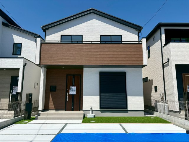 「P３台可・ランドリールーム付」高知市瀬戸東町３丁目6期　2号棟の外観|木目アクセントが映えるおしゃれ外観