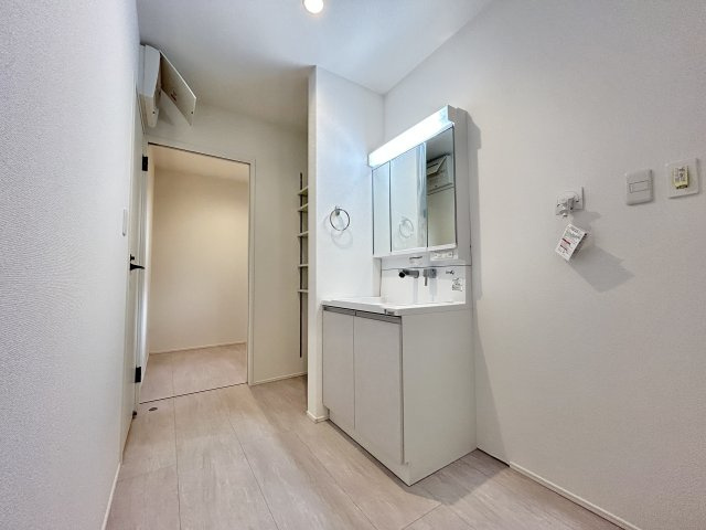 「P３台可・ランドリールーム付」高知市瀬戸東町３丁目6期　2号棟の独立洗面台|三面鏡洗面台付き。収納棚もあり身支度や洗濯がしやすい便利な洗面スペース