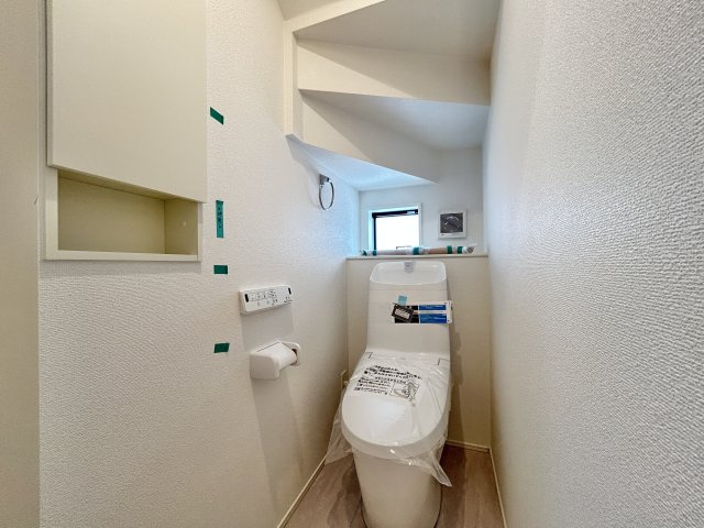 「P３台可・ランドリールーム付」高知市瀬戸東町３丁目6期　2号棟のトイレ|収納棚付きのすっきりトイレ
