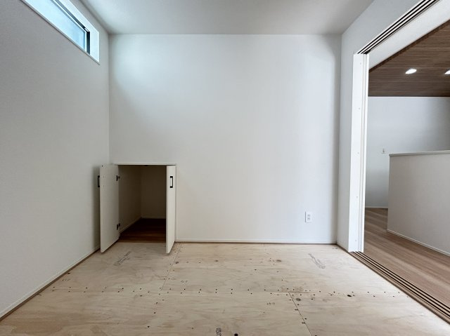 「P３台可・ランドリールーム付」高知市瀬戸東町３丁目6期　2号棟の和室|便利なリビング横和室。収納スペースもあって嬉しいですね♪