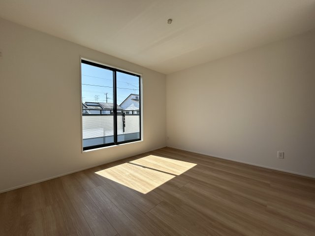 「P３台可・ランドリールーム付」高知市瀬戸東町３丁目6期　2号棟の洋室|バルコニーに面した明るい洋室