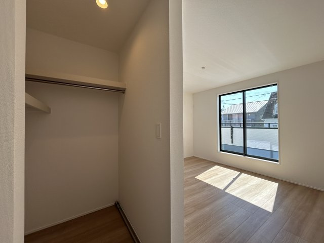 「P３台可・ランドリールーム付」高知市瀬戸東町３丁目6期　2号棟の収納|季節物やスーツケースも収納可能なWIC付き