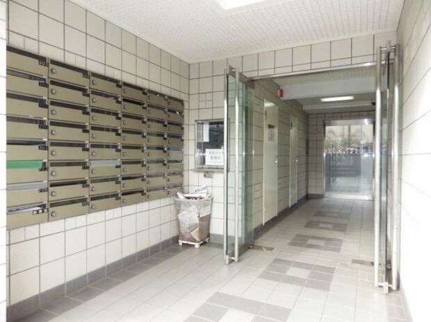 武蔵村山市学園１丁目の賃貸マンションのエントランス