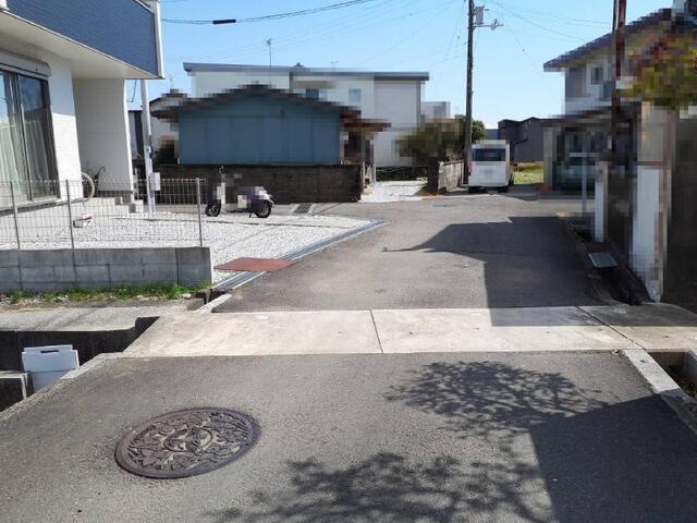【耐震等級3☆太陽光＋蓄電池で節電☆】香南市野市町西野　中古一戸建ての前面道路含む現地写真