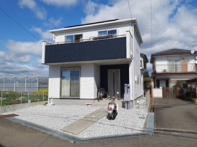 【耐震等級3☆太陽光＋蓄電池で節電☆】香南市野市町西野　中古一戸建ての外観|青空に映えるスタイリッシュな外観デザイン♪