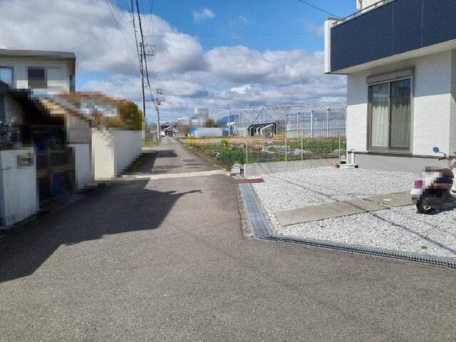 【耐震等級3☆太陽光＋蓄電池で節電☆】香南市野市町西野　中古一戸建ての前面道路含む現地写真
