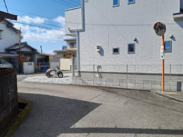 【耐震等級3☆太陽光＋蓄電池で節電☆】香南市野市町西野　中古一戸建ての前面道路含む現地写真
