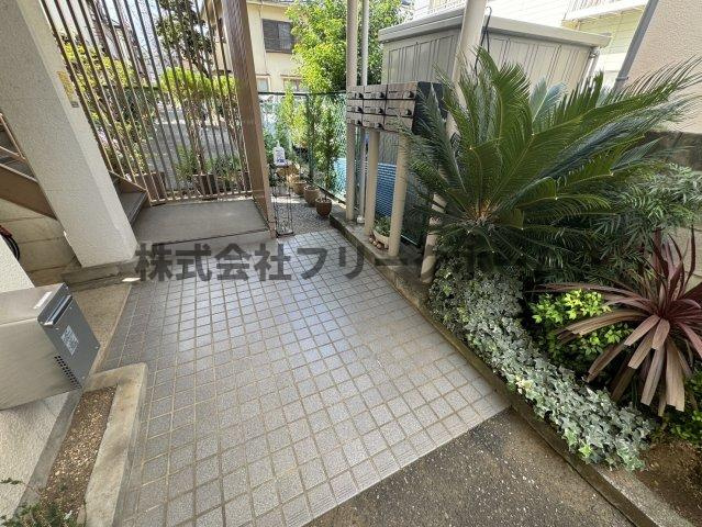 三鷹市牟礼６丁目の賃貸マンションのエントランス