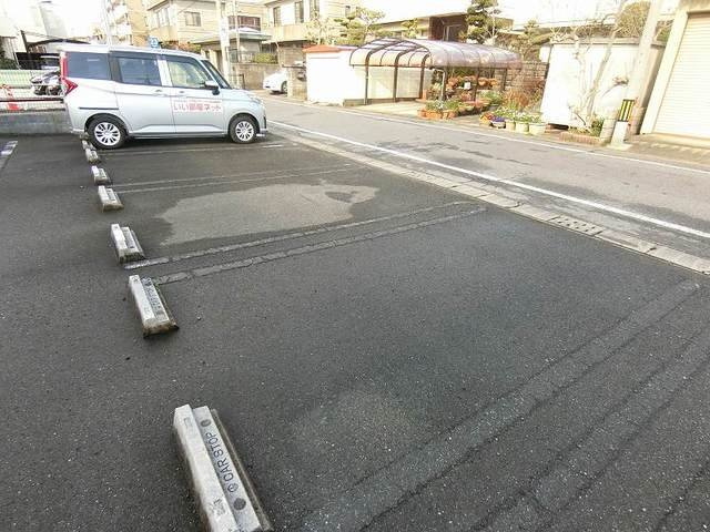 メゾン・アルカンシエルの駐車場