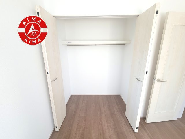 福岡市城南区樋井川5丁目第1-2棟（A号棟）の収納|洋服や大きな荷物が多い方や人数の多いご家族などは、一般的なクローゼットよりもウォークインクローゼットのほうが使い勝手が良いです。