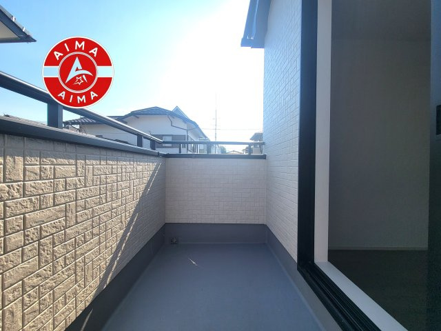 福岡市城南区樋井川5丁目第1-2棟（A号棟）のバルコニー|風をしっかりと感じられるバルコニーでは、毎日が洗濯日和です。広々としているので洗濯も楽しくなるでしょうし、気分転換にバルコニーからの眺めを楽しむのもいいでしょう。
