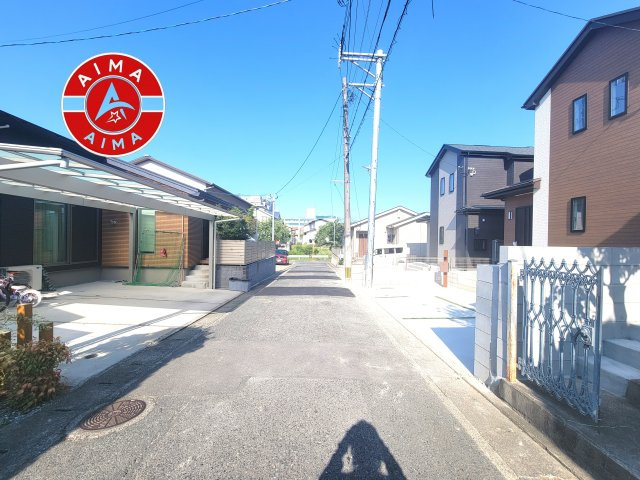 福岡市城南区樋井川5丁目第1-2棟（A号棟）の前面道路含む現地写真|前面道路は閑静な住宅地をはしる車通りの少ない道路。お車の出し入れが苦手なママや小さなお子様にも安心ですね。しっかり舗装もされているので、ベビーカーや自転車で通っても快適に通行できます。
