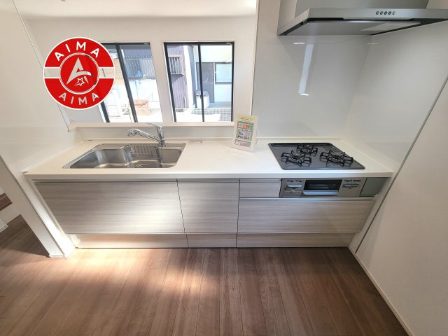 福岡市城南区樋井川5丁目第1-2棟（A号棟）のキッチン|ご家族を近くに感じられる対面キッチンのLDK。会話もはずみそうですね。