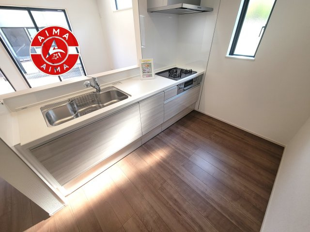 福岡市城南区樋井川5丁目第1-2棟（A号棟）のキッチン|ダイニングテーブルへの配膳がラクラク、お料理はかどるカウンター付きシステムキッチン！