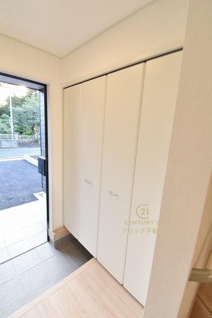 Cradlegarden　 常陸太田市増井町　第1　2の玄関|玄関収納の扉の中は可動棚ですので、用途に合わせた自由な使い方ができます。