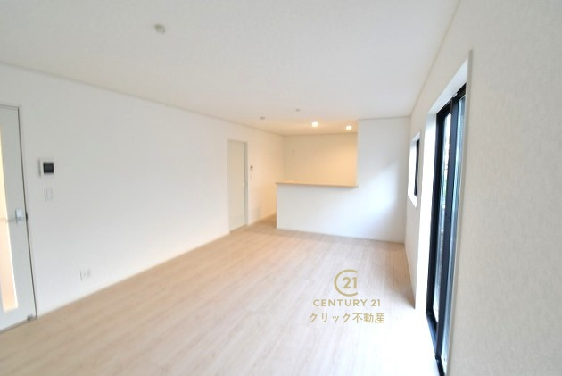Cradlegarden　 常陸太田市増井町　第1　2の居間・リビング|ナチュラルな色合いのLDKは家族が自然と寛げる場所にピッタリです。きっといつもの食事や何気ない会話も楽しくなりますね！ここから始まる「日常」がご家族にとってかけがえのない時間となりますように。