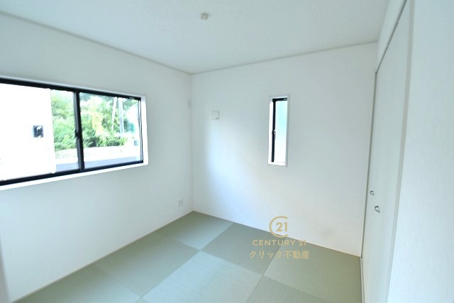 Cradlegarden　 常陸太田市増井町　第1　2の和室|フチなし畳で洋室仕様の和室です。たっぷりの収納スペースは折戸でデザインしました。寒い季節にこたつを置くのもいいですね。