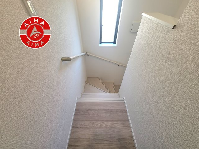 福岡市城南区樋井川5丁目第1-2棟（B号棟）の内装|＜手すり付階段＞手すりがないと階段の昇り降りで危険なことはもちろん、壁に手をつきながら歩くことで壁紙が汚れやすくなります。すべての方に快適に昇り降りしていただくため、手すりを設置しました。