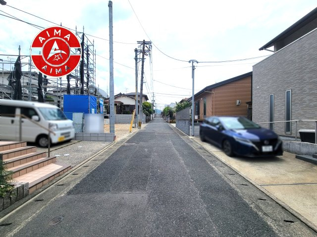 福岡市城南区樋井川5丁目第1-2棟（B号棟）の前面道路含む現地写真|前面道路は閑静な住宅地をはしる車通りの少ない道路。お車の出し入れが苦手なママや小さなお子様にも安心ですね。しっかり舗装もされているので、ベビーカーや自転車で通っても快適に通行できます。