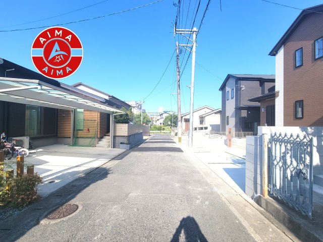福岡市城南区樋井川5丁目第1-2棟（B号棟）の前面道路含む現地写真|前面道路は閑静な住宅地をはしる車通りの少ない道路。お車の出し入れが苦手なママや小さなお子様にも安心ですね。しっかり舗装もされているので、ベビーカーや自転車で通っても快適に通行できます。