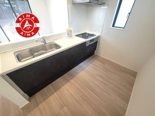 福岡市城南区樋井川5丁目第1-2棟（B号棟）のキッチン|ダイニングテーブルへの配膳がラクラク、お料理はかどるカウンター付きシステムキッチン！