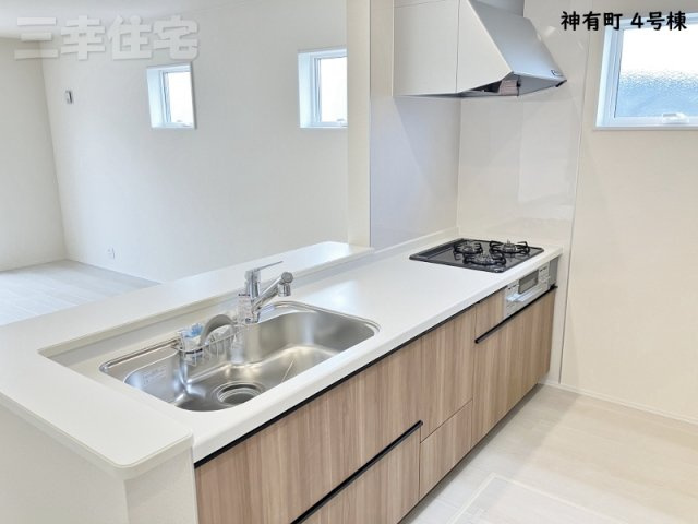 碧南市神有町4号棟のキッチン|ご家族の笑顔を見ながらお料理できる対面式システムキッチン。浄水器も付いてます！