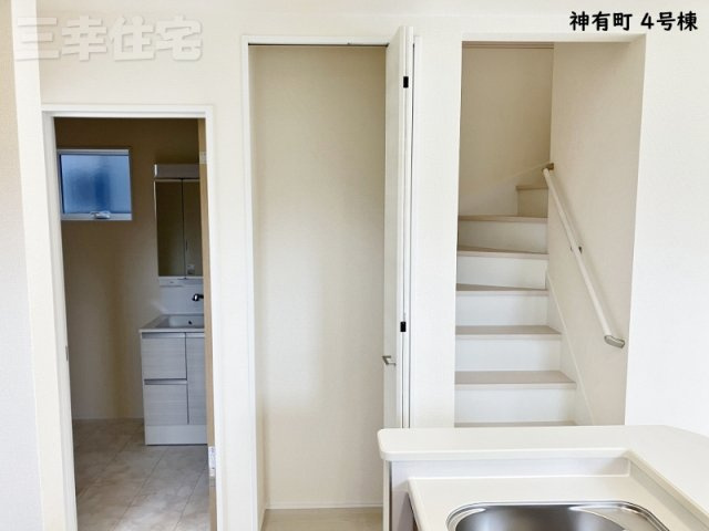 碧南市神有町4号棟の設備|キッチンに収納あります。リビングイン階段、リビングが中心になるお住まいです