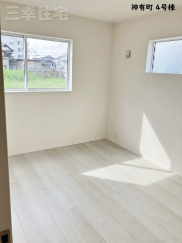 碧南市神有町4号棟の洋室|1階の洋室5.4帖。お部屋が5部屋あります