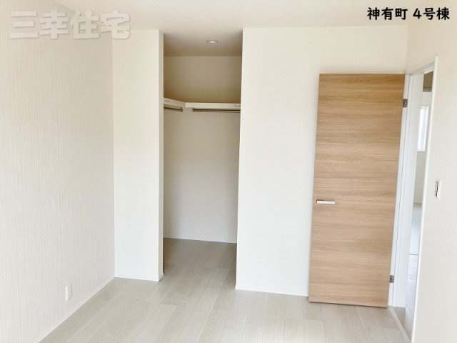 碧南市神有町4号棟の収納|主寝室のウォークインクローゼットには扉がありません。荷物の出し入れにわずらわしさが軽減されます