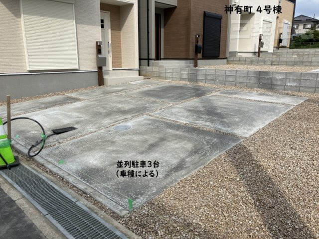 碧南市神有町4号棟の駐車場|並列駐車3台（車種による）
