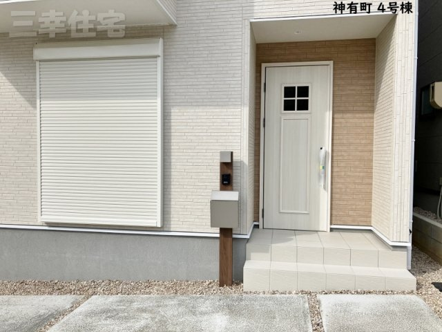 碧南市神有町4号棟の玄関|玄関の鍵はスマートキー、１階リビングにはシャッターも付いていて防犯対策も安心ですね