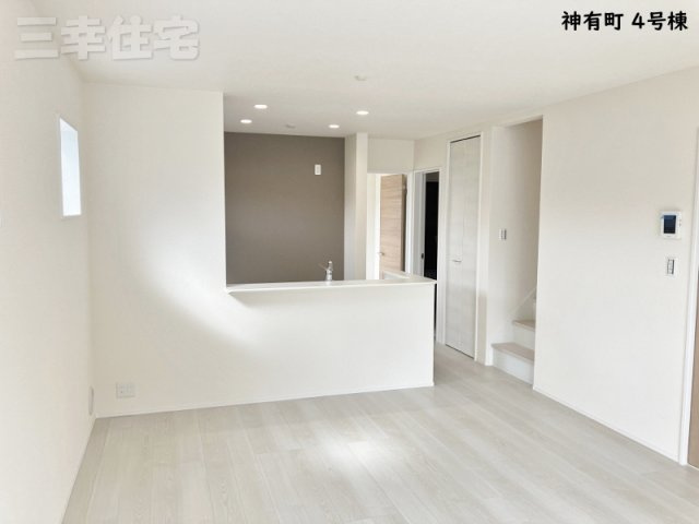 碧南市神有町4号棟の居間・リビング|リビングダイニング16帖。南向きだから明るい日差しが差込みます。明るく広いリビングでご家族の団らんを楽しんでください！