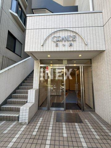 横浜市神奈川区三ツ沢上町の賃貸マンションのエントランス