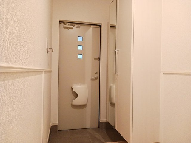 ベルフラワーＡの玄関|収納もある玄関です